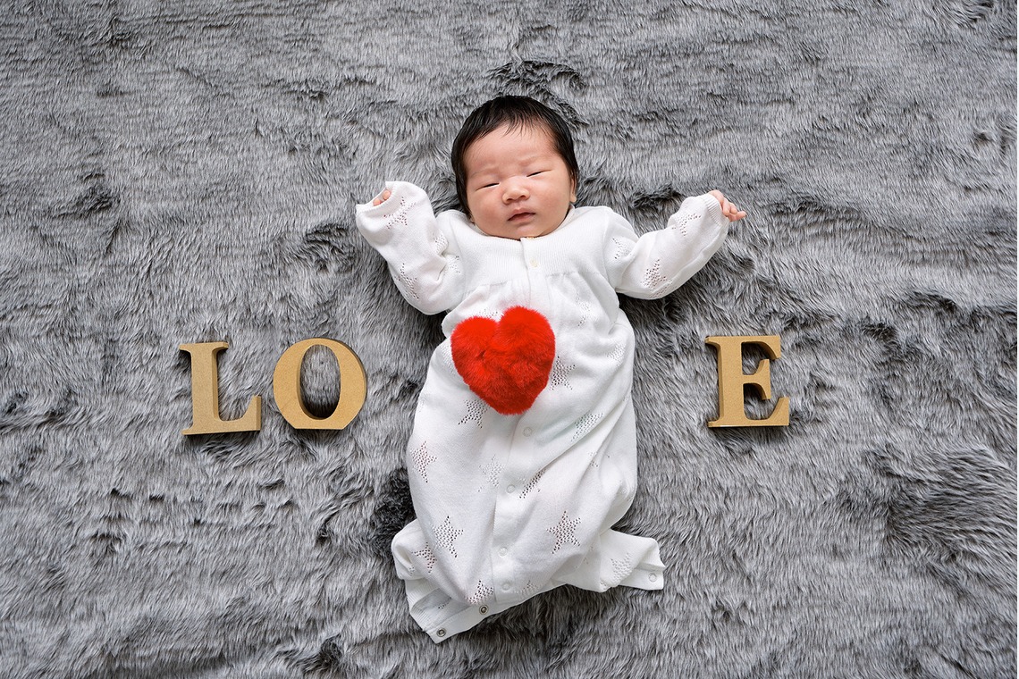 Design studio lumière（井上 敦仁）が撮影したスタジオ撮影のアルバム「ニューボーンフォト」