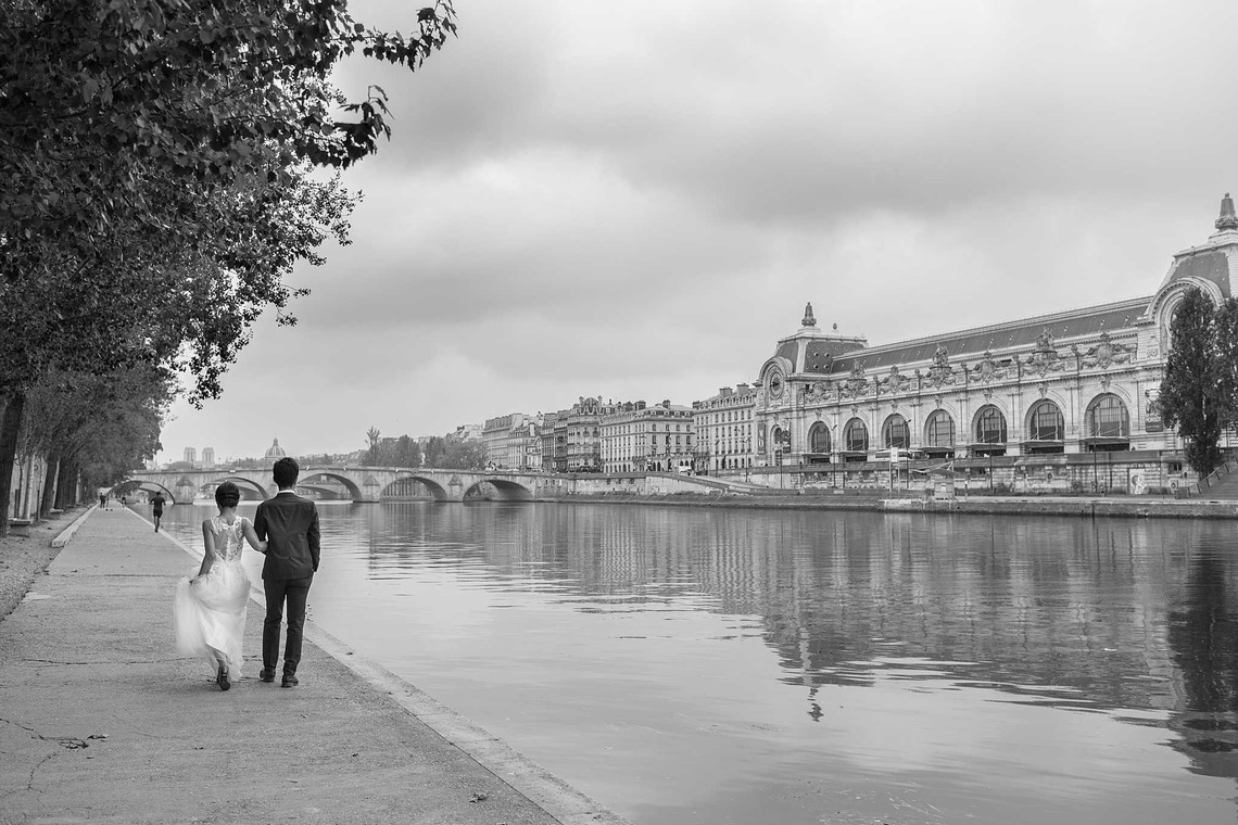 Petite Nao Photographyが撮影した「パリでのフォトウェディング（エッフェル塔、アレキサンドルIII世橋、ルーブル美術館）」の写真