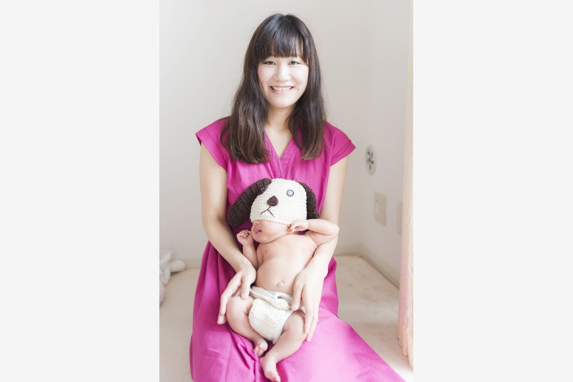 24to Produceが出張撮影した家族写真(キッズ,ベビーフォト)などが写った「ニューボーンフォト」の家族写真