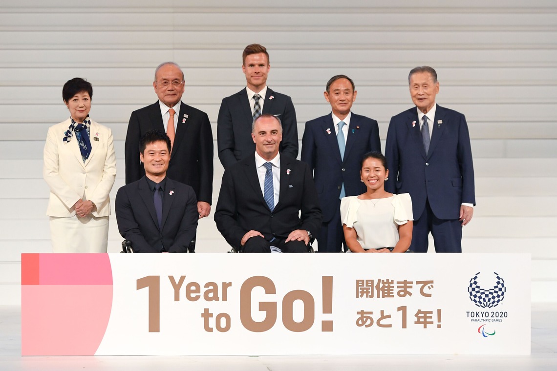 石津祐介が撮影した写真のアルバム「記者会見」