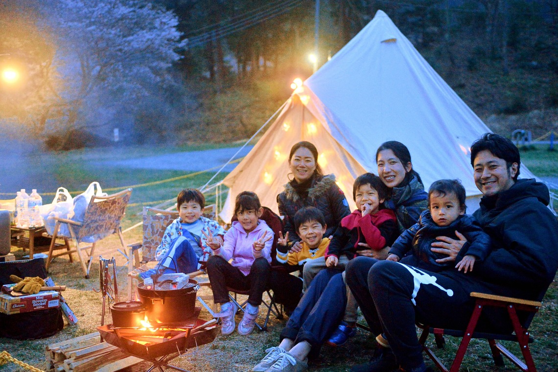 OUTDOOR STUDIOが出張撮影した家族写真(キッズ,ベビーフォト)などが写った「キャンプ＆出張撮影」の家族写真