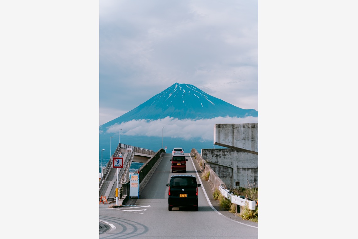 三橋宣貴が撮影した旅行先の記念撮影のアルバム「富士山の名所_夢の大橋にて」