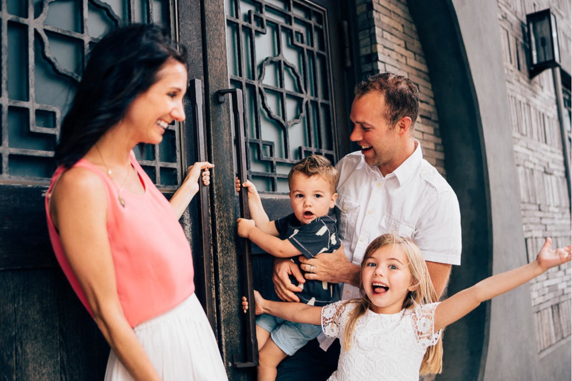 Spicer & Naoiが撮影した「映画のワンシーンのような家族写真」の写真