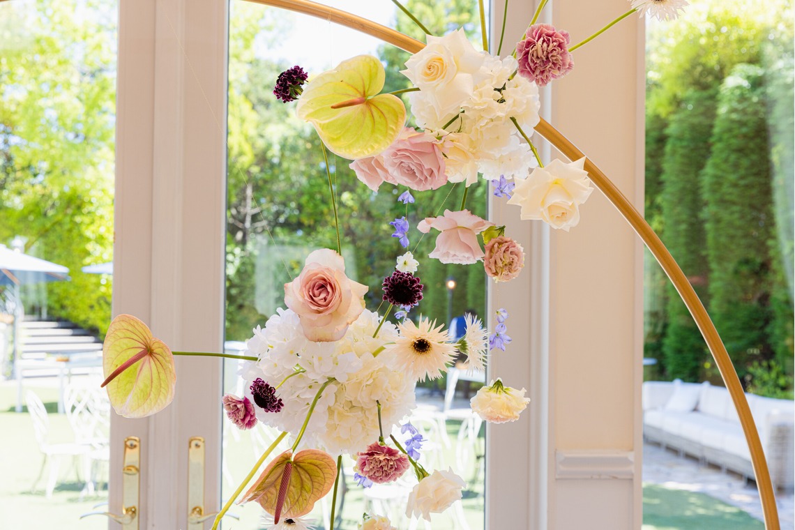 Photo of Reception venue flower arrangements taken by UCHIUMI Toshihiko.