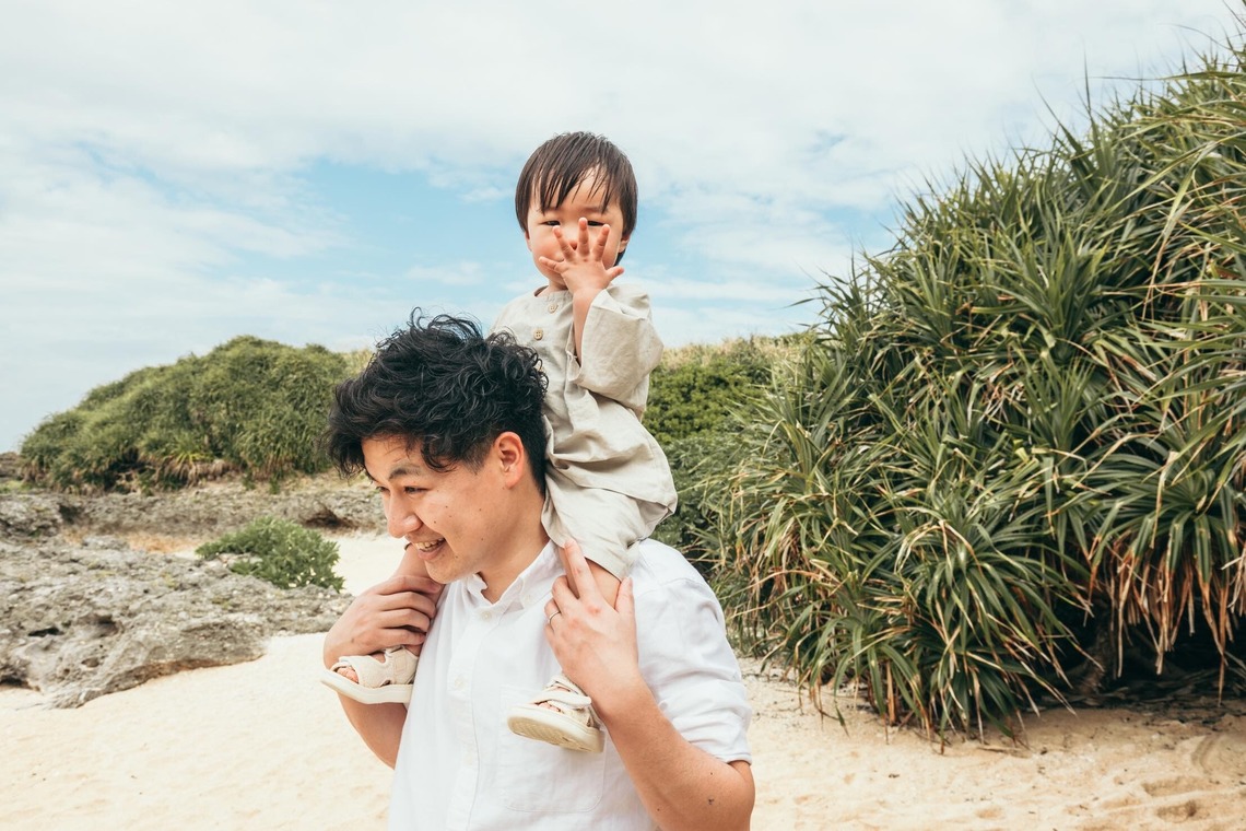ポートレート沖縄が撮影した「自然の中の家族の自然な姿＠読谷村の海岸と芝生」の写真
