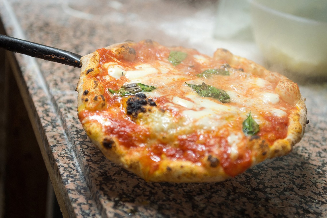 吉田佳央が撮影した写真のアルバム「フード・ドリンク」