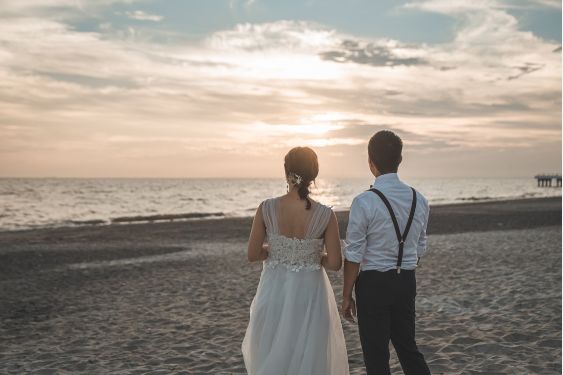 山下　剛が撮影した「海岸でのウェディングフォト」の写真