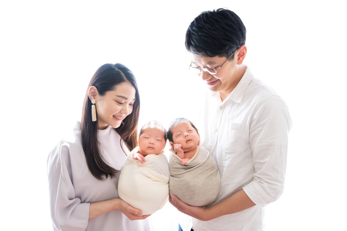 サキヤマ リエが撮影した「白&ベージュ系・ひつじ＆犬・男女の双子ちゃんのニューボーンフォト」の写真