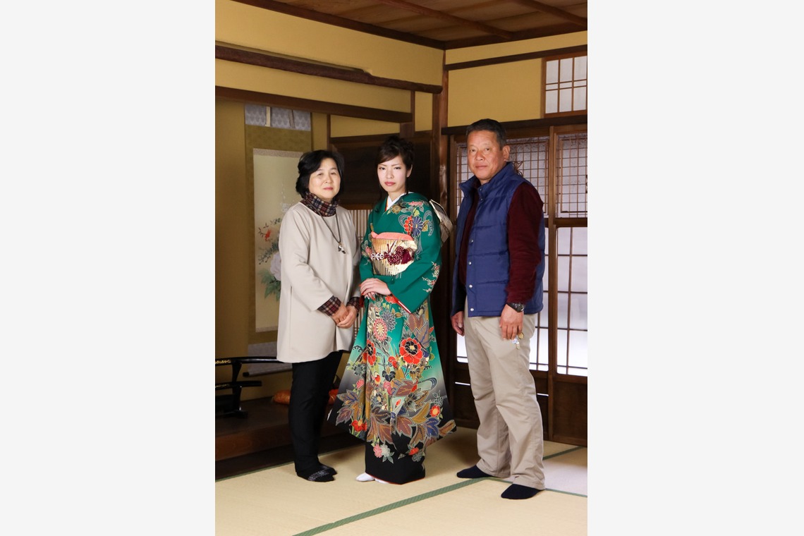 スマイルハンターが出張撮影した家族写真(キッズ,ベビーフォト)などが写った「成人式フォト」の家族写真