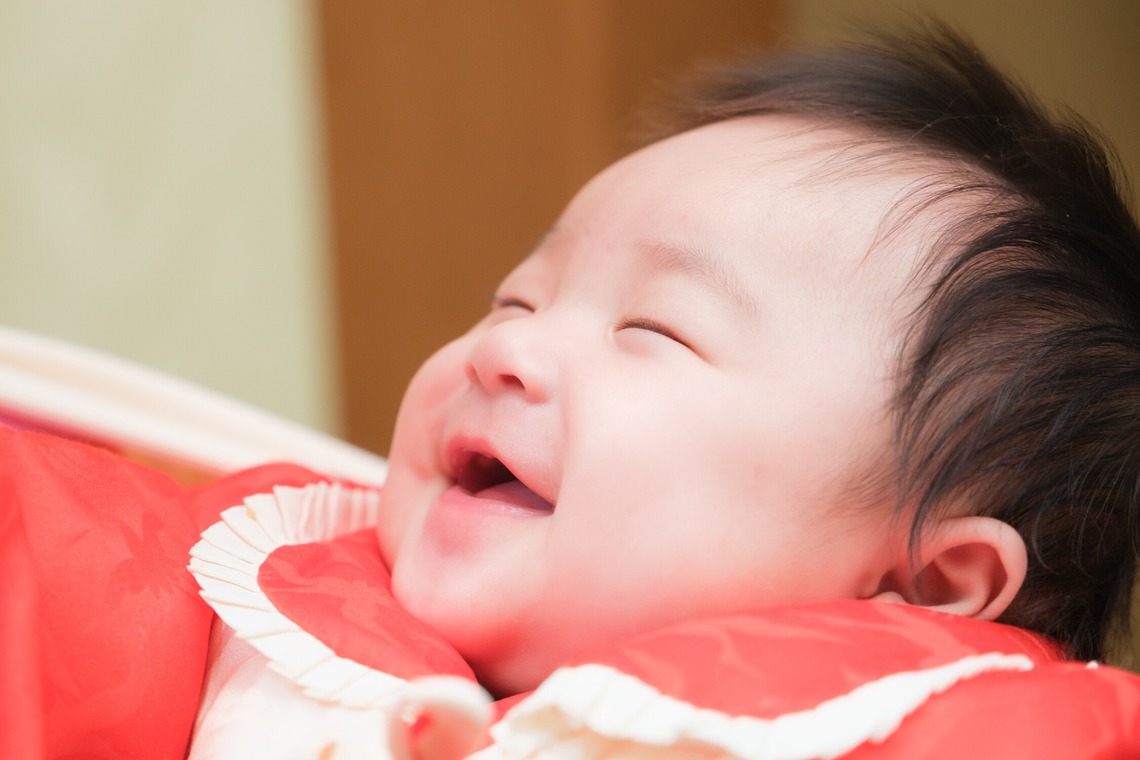 高夏写真店が出張撮影した家族写真(キッズ,ベビーフォト)などが写った「お宮参りの撮影」の家族写真