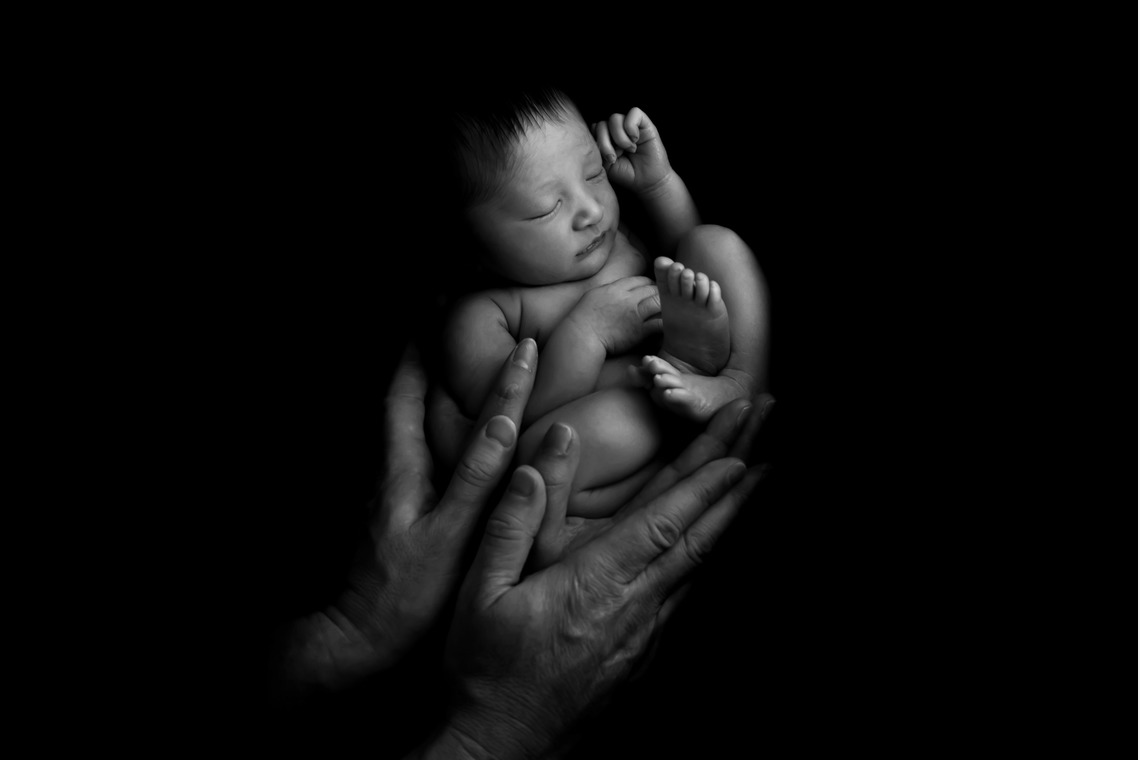 サキヤマ リエが撮影した写真のアルバム「ラベンダー系・黒背景・女の子のニューボーンフォト 」