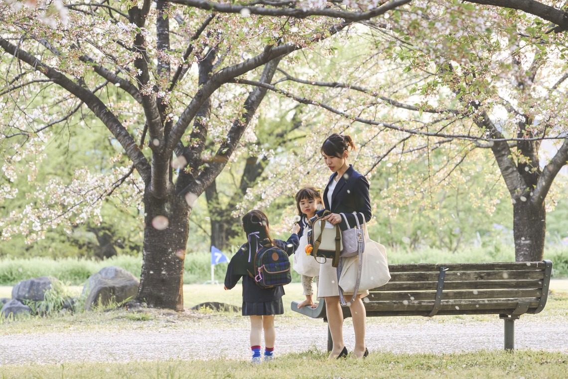photoYoshitakeが出張撮影した家族写真(キッズ,ベビーフォト)などが写った「公園にて」の家族写真