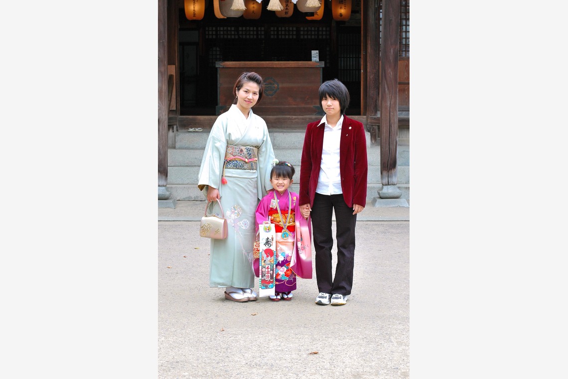 Design studio lumière（井上 敦仁）が出張撮影した家族写真(キッズ,ベビーフォト)などが写った「七五三お参り」の家族写真
