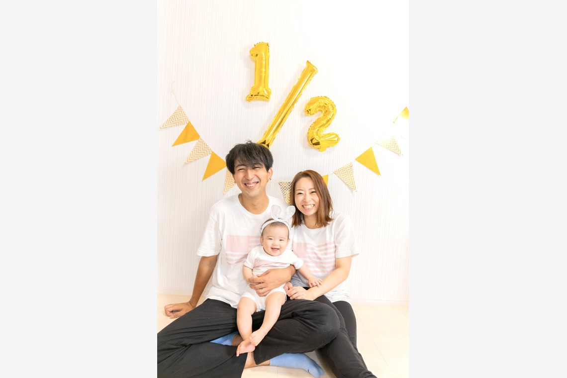 FILMIEREが出張撮影した家族写真(キッズ,ベビーフォト)などが写った「バースデーフォト」の家族写真