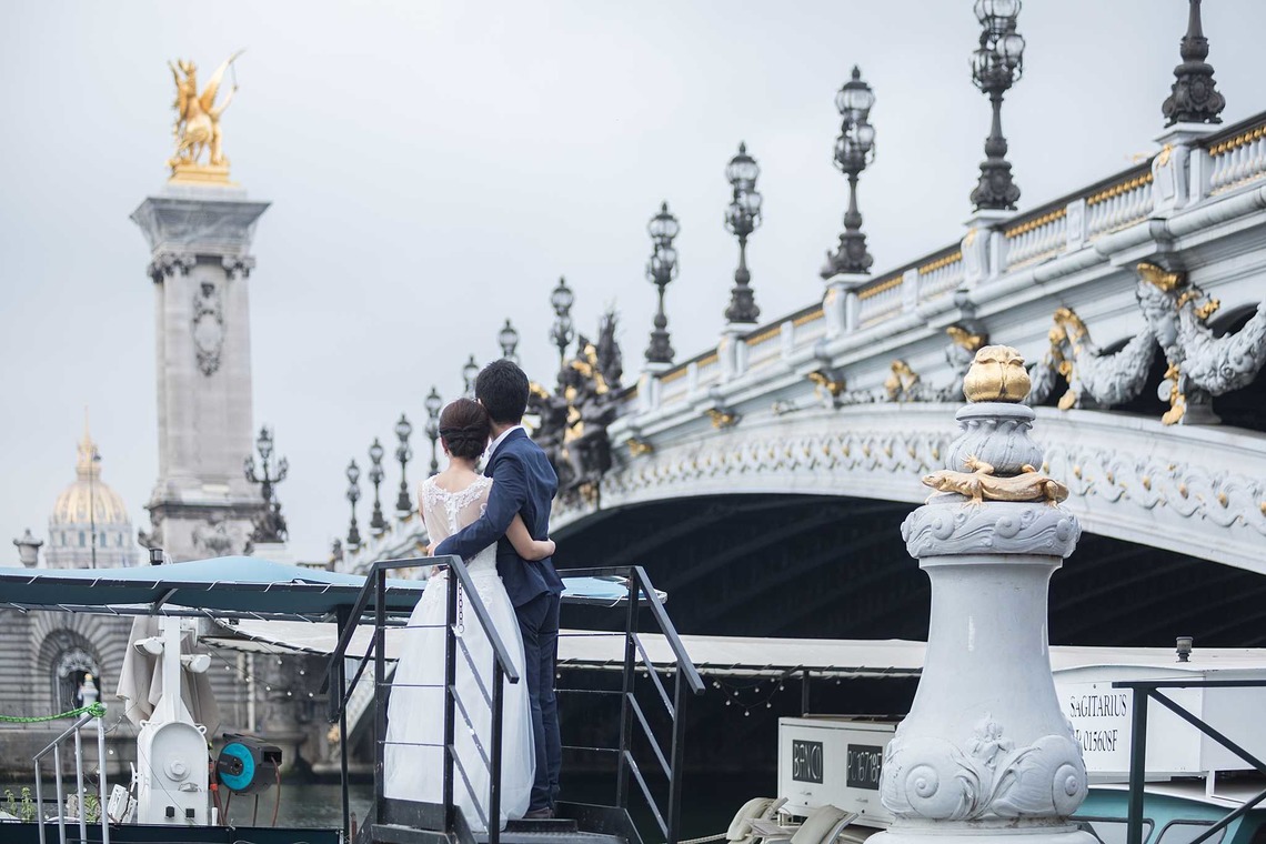 Petite Nao Photographyが撮影した「パリでのフォトウェディング（エッフェル塔、アレキサンドルIII世橋、ルーブル美術館）」の写真