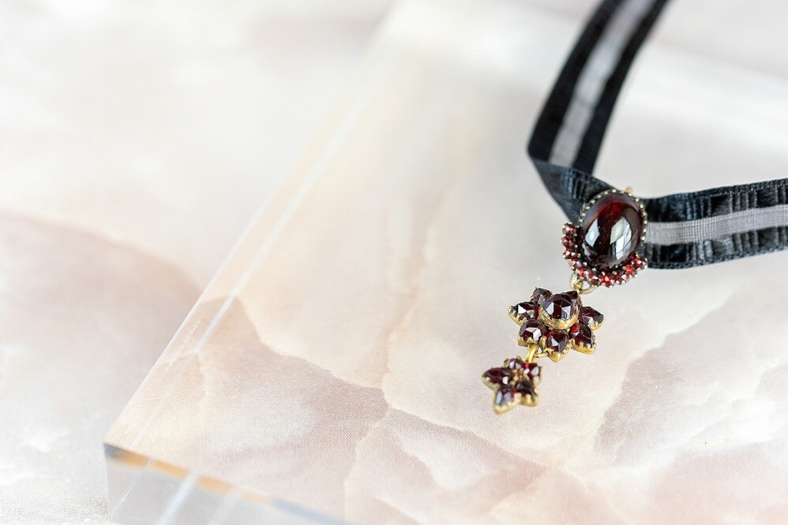 世登理恵が撮影した写真のアルバム「ジュエリー」