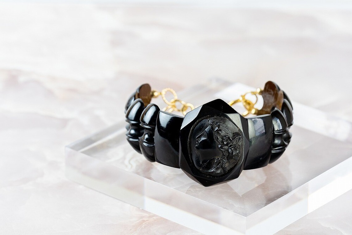 世登理恵が撮影した写真のアルバム「ジュエリー」