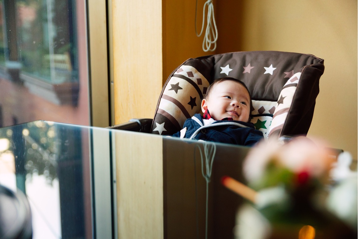 NAGASHIMA Photographyが出張撮影した家族写真(キッズ,ベビーフォト)などが写った「お食い初め＠椿山荘」の家族写真