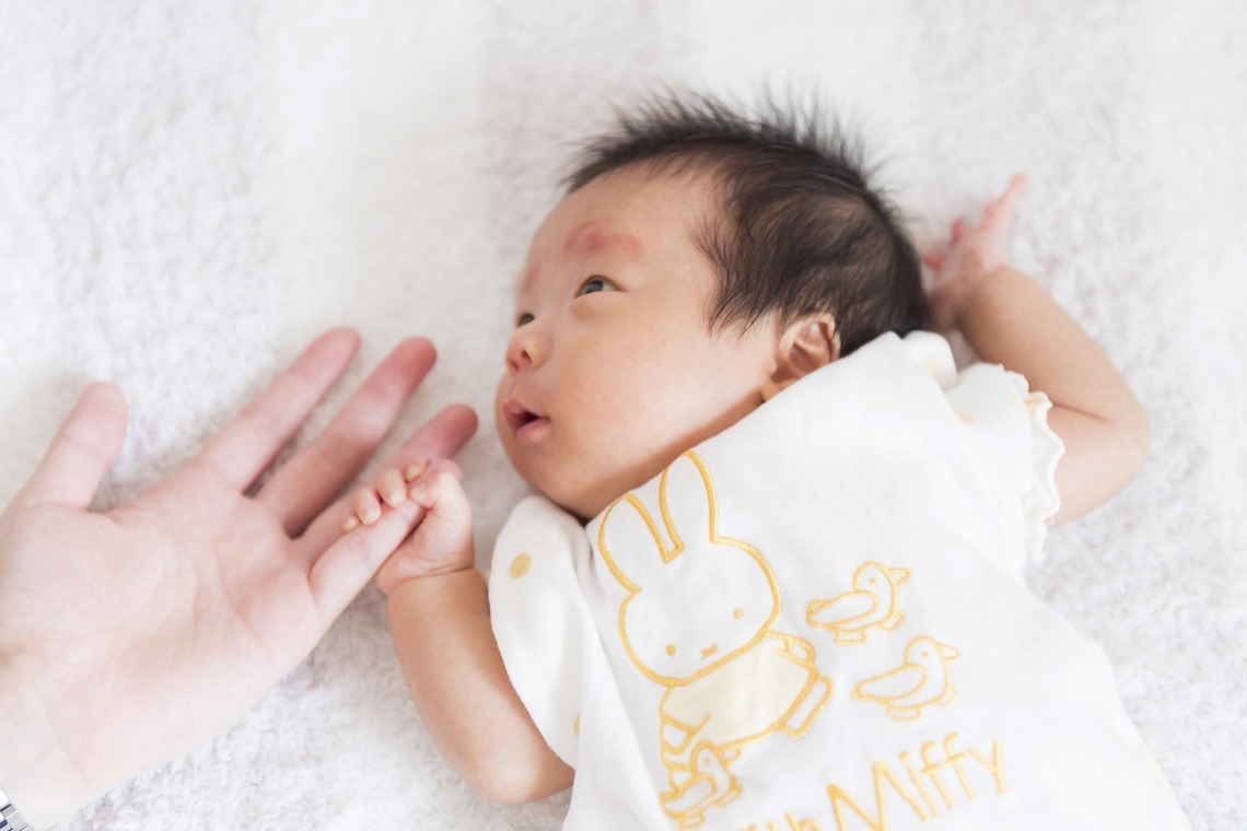 24to Produceが出張撮影した家族写真(キッズ,ベビーフォト)などが写った「ニューボーンフォト」の家族写真