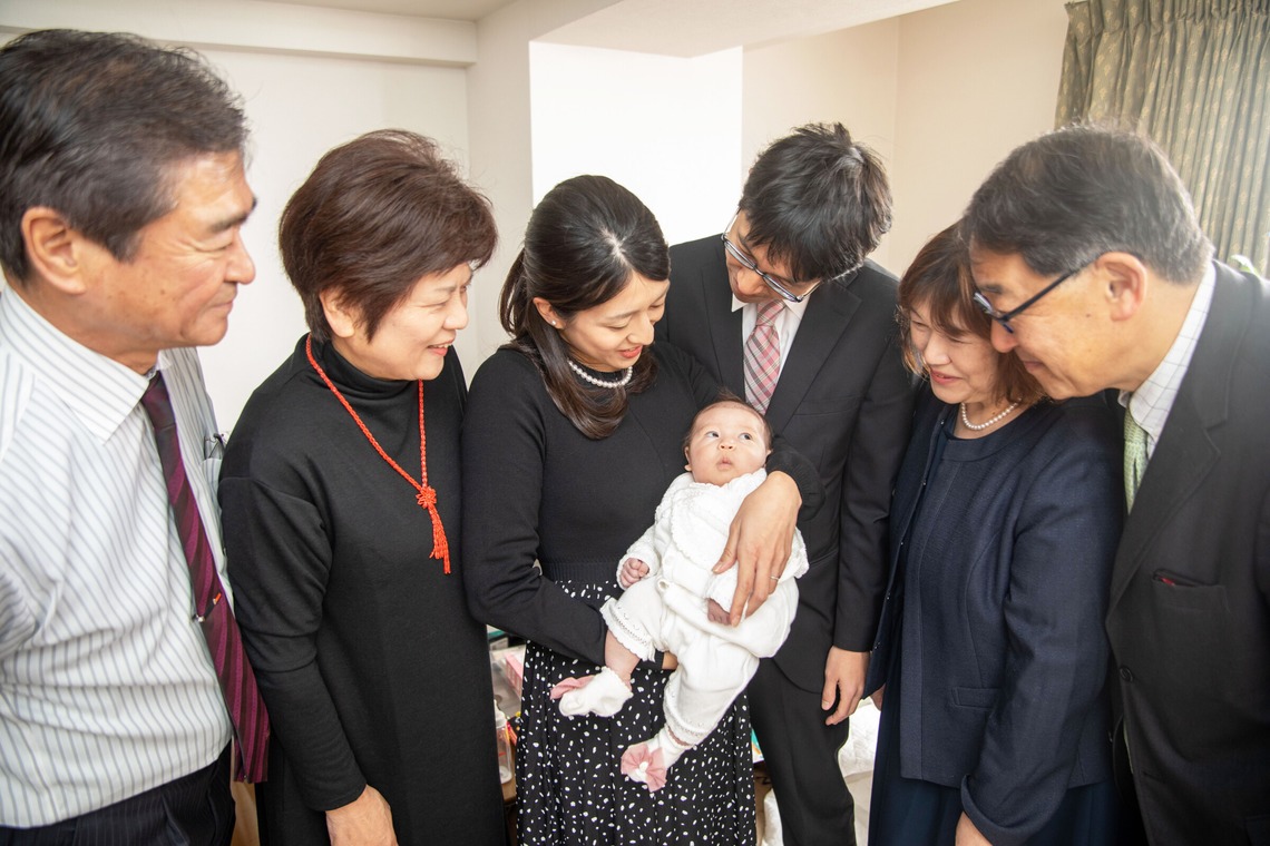 岩坪眞一郎が出張撮影した家族写真(キッズ,ベビーフォト)などが写った「初宮参り」の家族写真