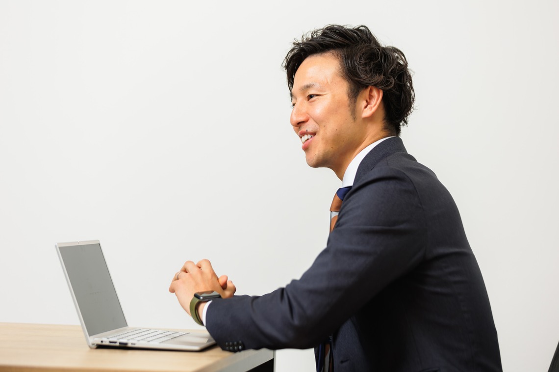 松井シンジが撮影した「インタビュー・ミーティング撮影」の写真