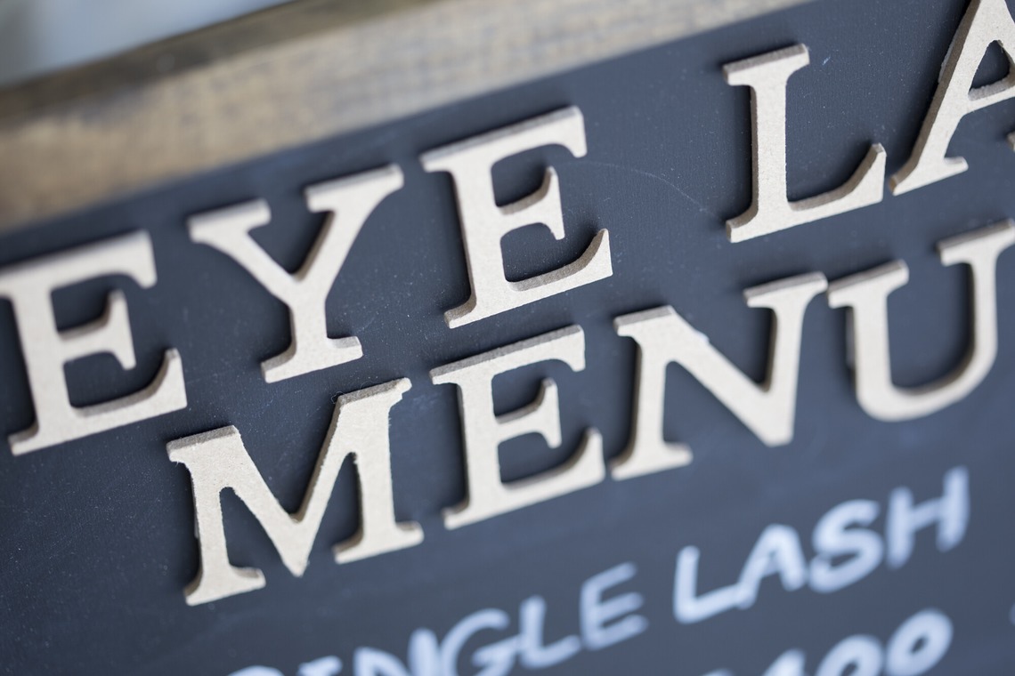 富岡敦が撮影した写真のアルバム「まつ毛サロン」