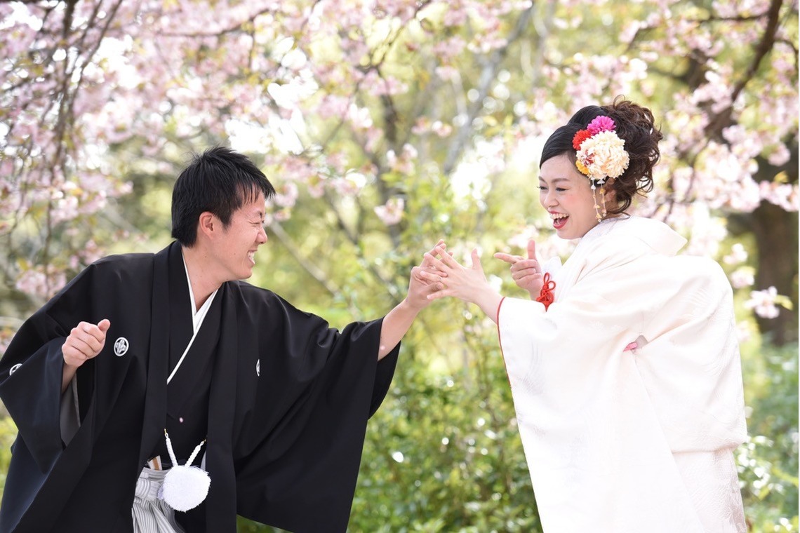 Photo of Pre Weddingphotoshoot in Nara park in the cherry blossom season for foreigners. taken by Kiki photo works