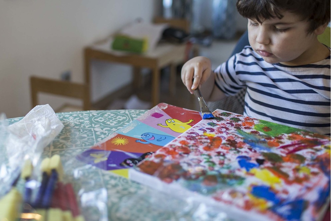 Petite Nao Photographyが出張撮影した家族写真(キッズ,ベビーフォト)などが写った「自宅でのドキュメンタリー形式の家族写真」の家族写真