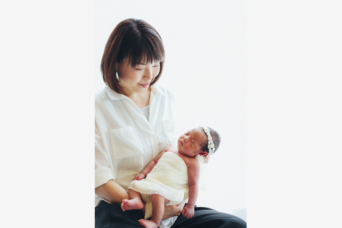 出張撮影HUG TIMEが撮影した「自宅でナチュラルなニューボーンフォト」の写真