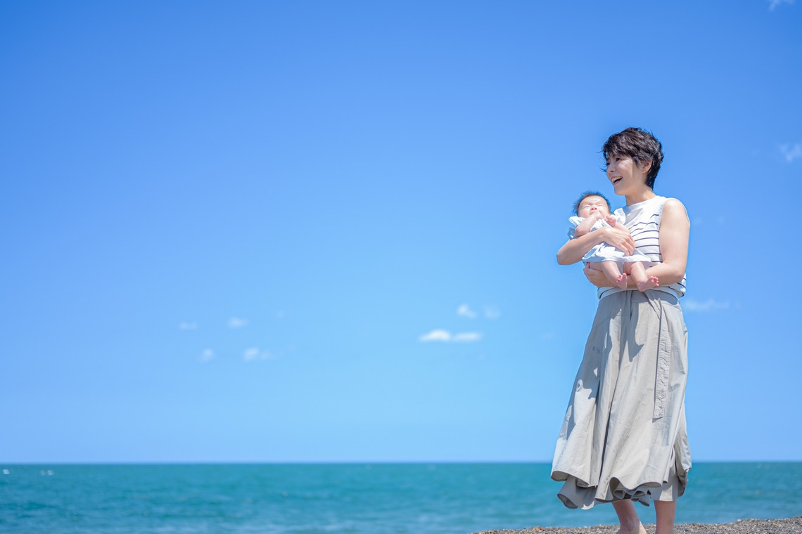 高木勇斗が撮影した旅行先の記念撮影のアルバム「親子」