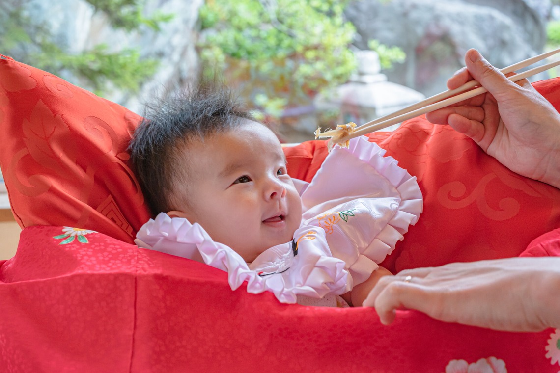 高木勇斗が出張撮影した家族写真(キッズ,ベビーフォト)などが写った「お食い初め」の家族写真