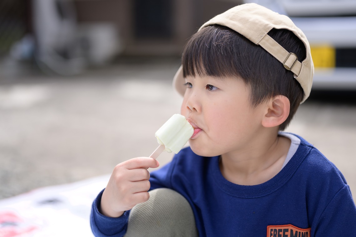 大塚由充が撮影した「屋外バーベキューで楽しむ子供たち風景」の写真