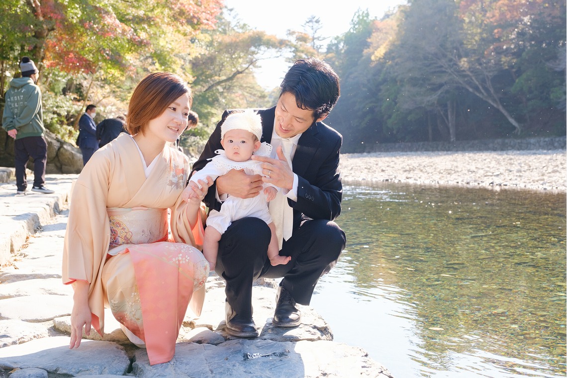 高夏写真店が出張撮影した家族写真(キッズ,ベビーフォト)などが写った「百日参りの撮影」の家族写真