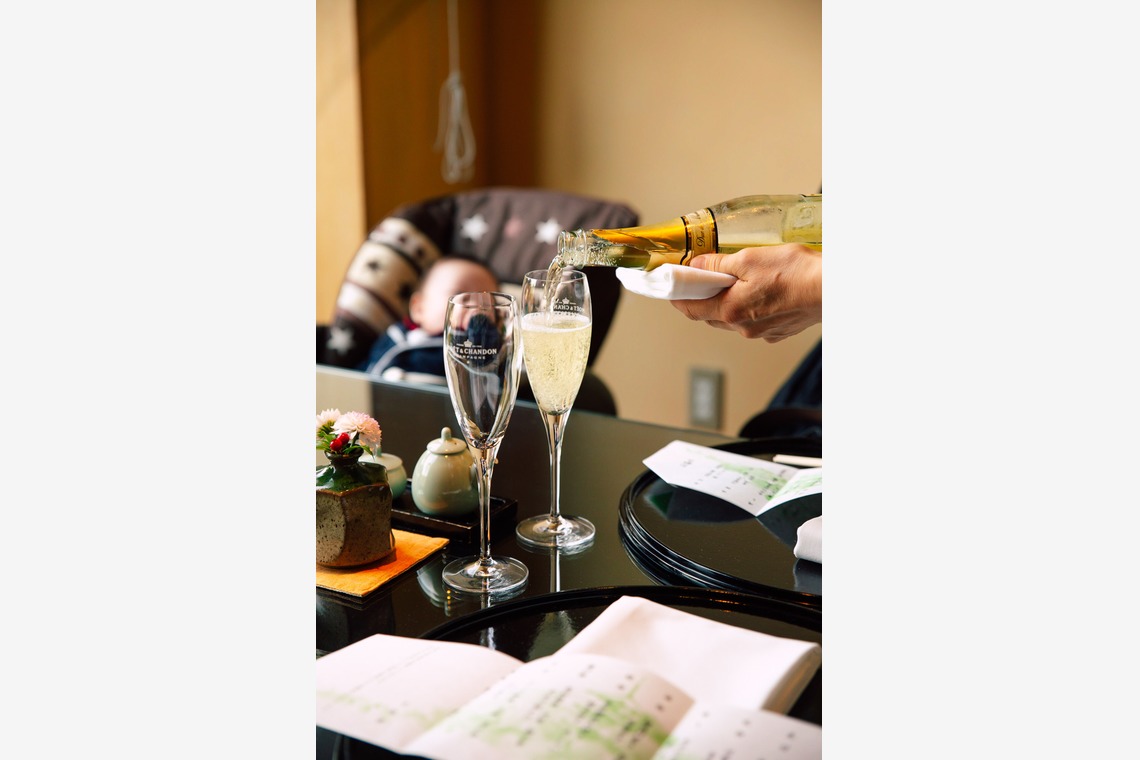 NAGASHIMA Photographyが出張撮影した家族写真(キッズ,ベビーフォト)などが写った「お食い初め＠椿山荘」の家族写真