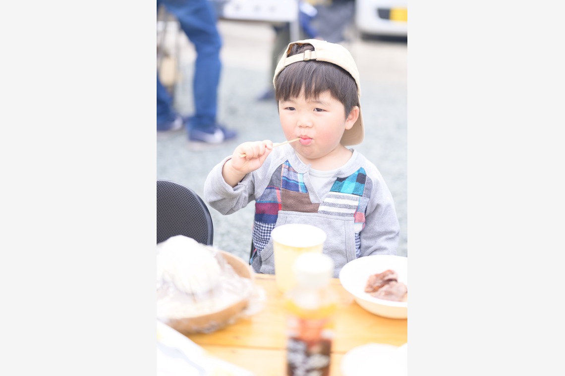 大塚由充が撮影した「屋外バーベキューで楽しむ子供たち風景」の写真
