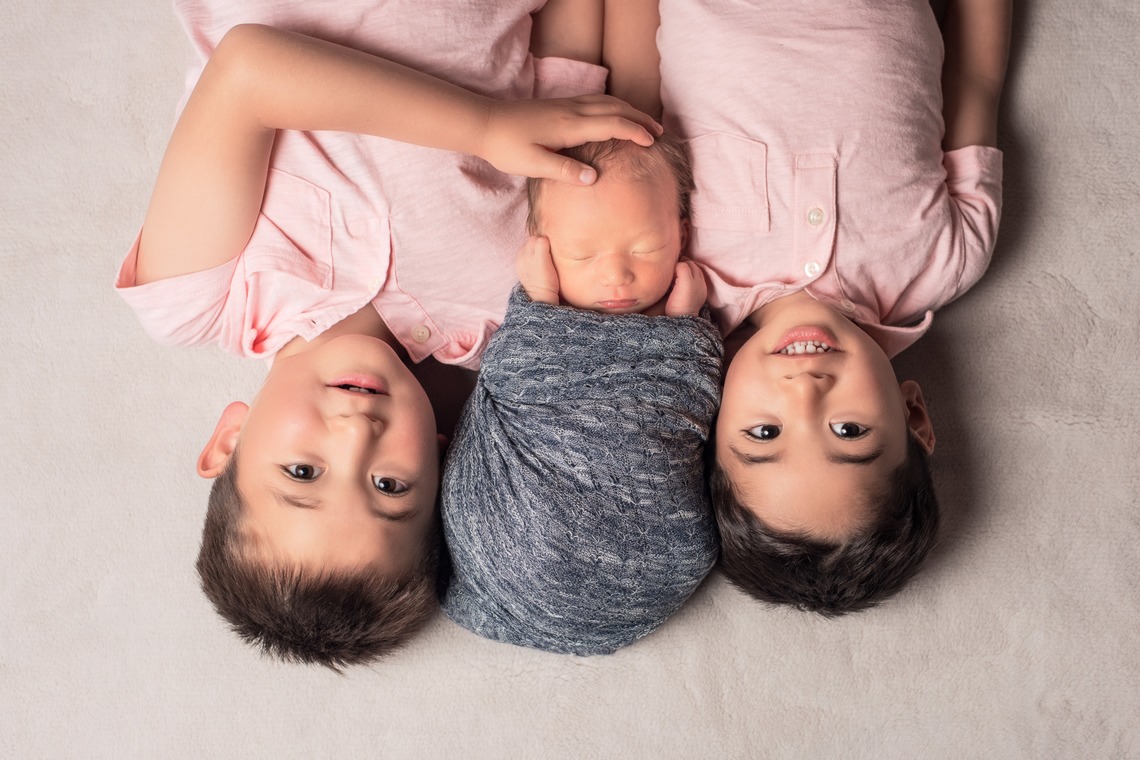 AXiS Photo Service 伊神 菜穂子が出張撮影した家族写真(キッズ,ベビーフォト)などが写った「＜アート性の高いニューボーンフォト＞ご自宅の4畳スペースが撮影スタジオに！」の家族写真