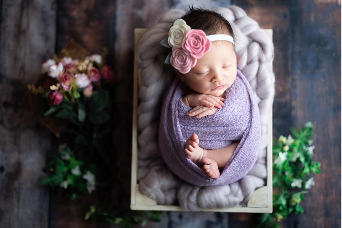 サキヤマ リエが撮影した写真のアルバム「ラベンダー系・黒背景・女の子のニューボーンフォト 」