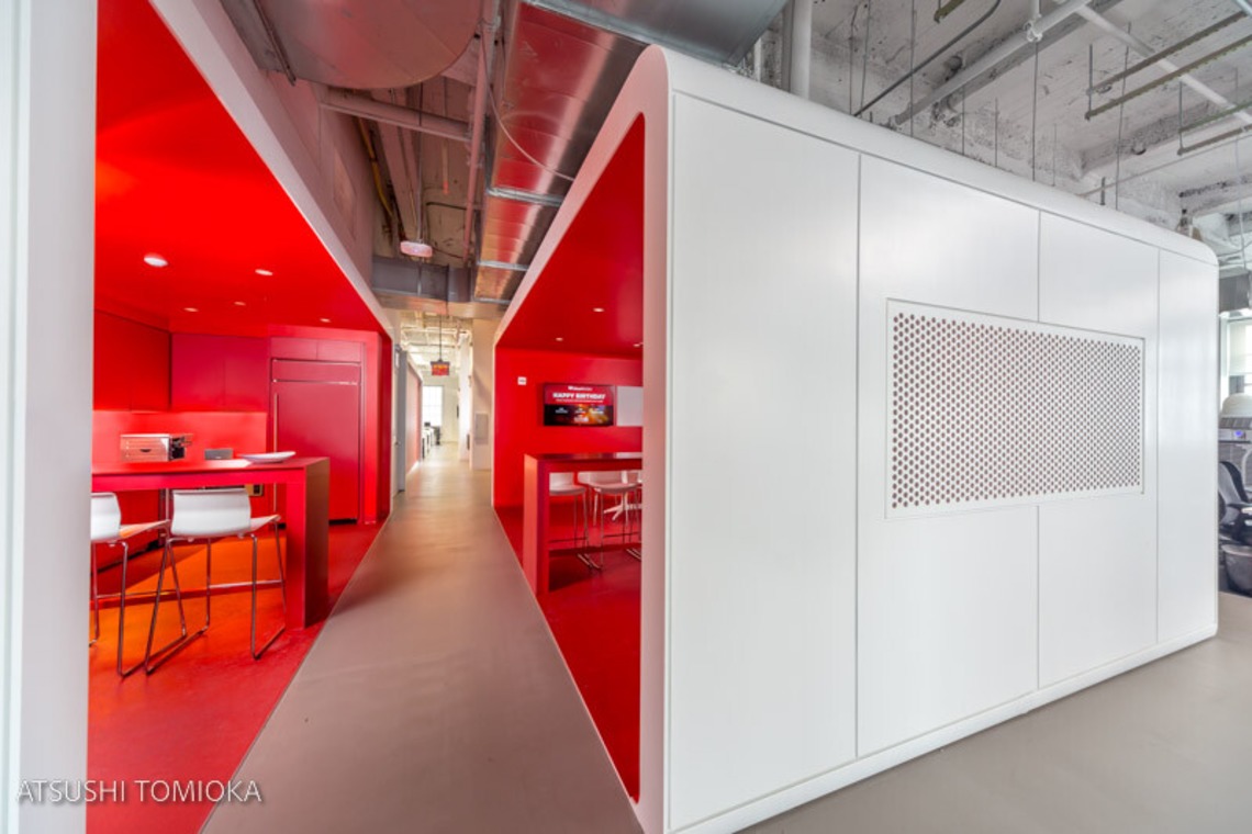 富岡敦が撮影した「ニューヨーク　ラジオ局　撮影」の写真