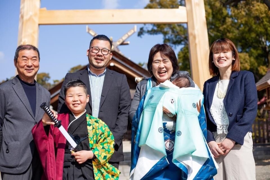 中井企画が出張撮影した家族写真(キッズ,ベビーフォト)などが写った「お宮参り/ご自宅での家族写真」の家族写真