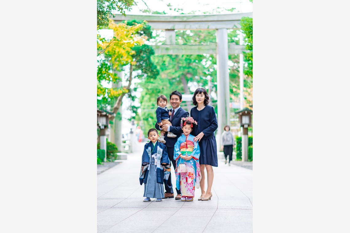 サキヤマ リエが撮影した「7歳女の子と5歳男の子・主役が二人の七五三＠寒川神社」の写真