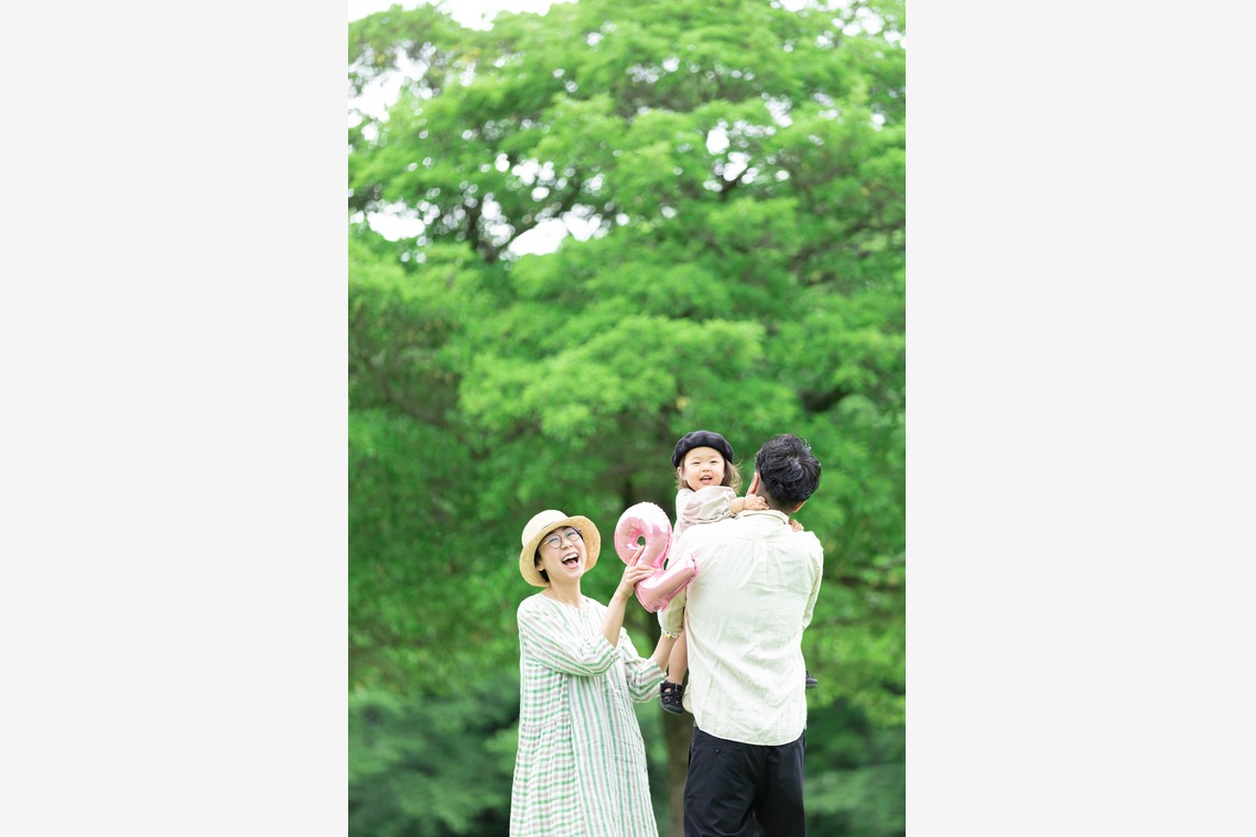 Chihiro Photographyが出張撮影した家族写真(キッズ,ベビーフォト)などが写った「2歳バースデーフォト 【名城公園】」の家族写真