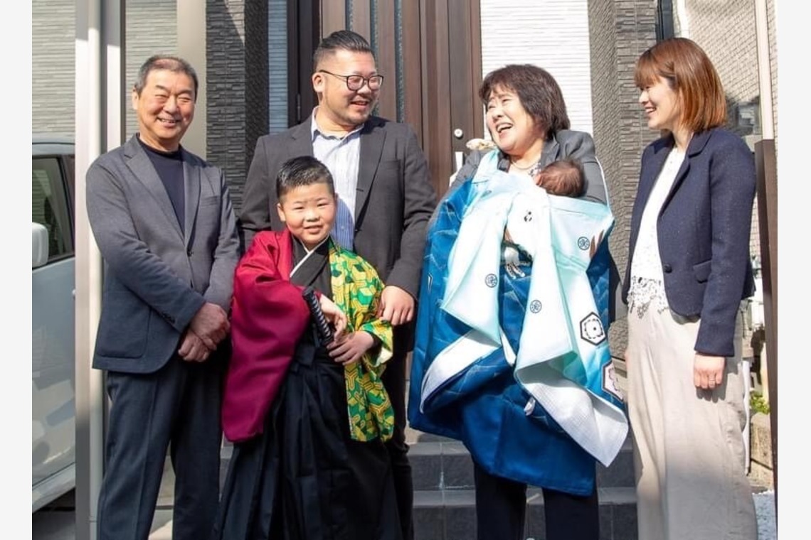 中井企画が出張撮影した家族写真(キッズ,ベビーフォト)などが写った「お宮参り/ご自宅での家族写真」の家族写真