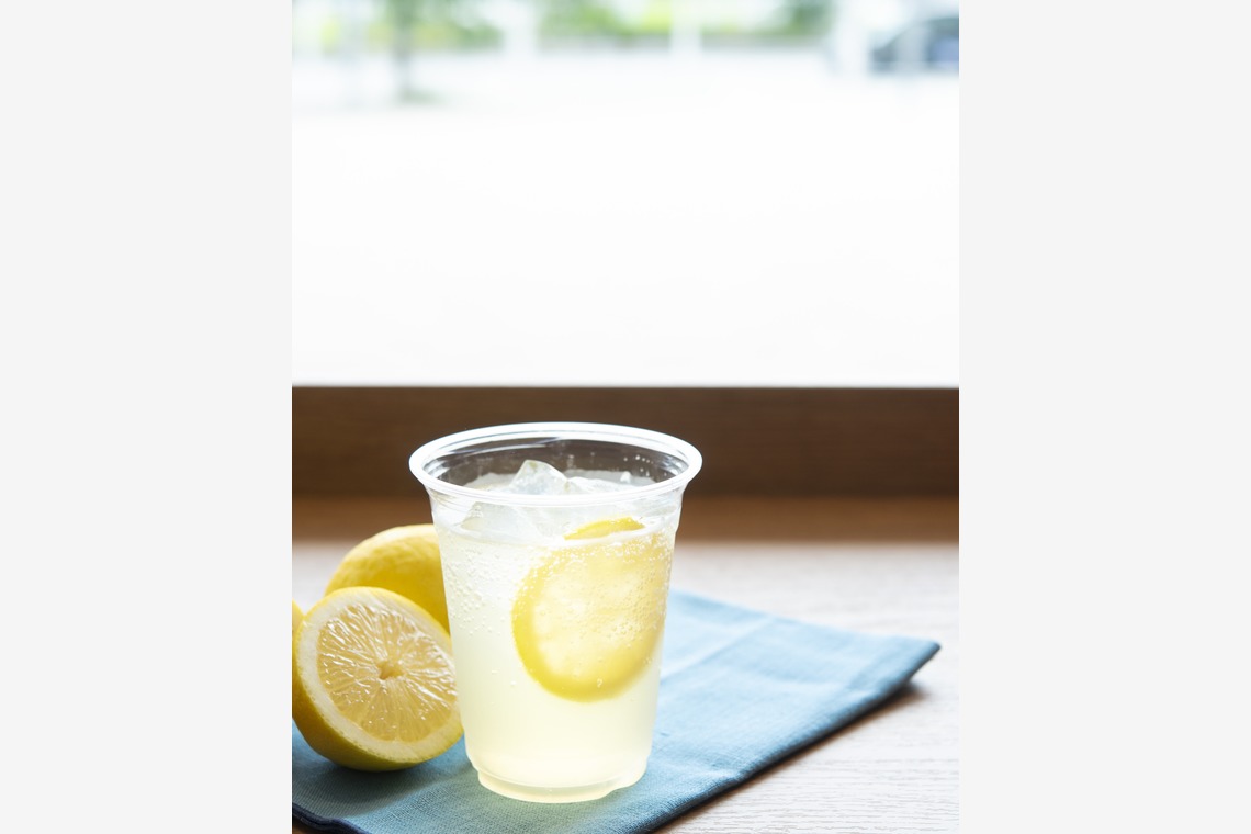 戸澤麻衣が撮影した写真のアルバム「クニャーネの店」