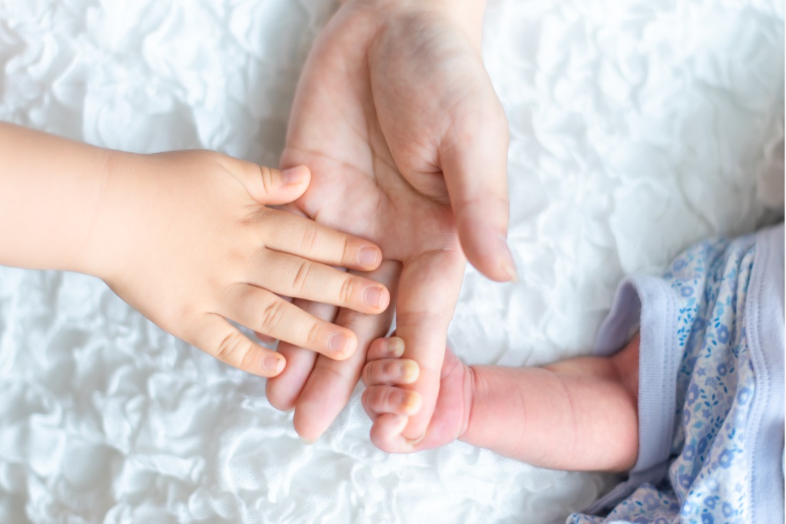 サキヤマ リエが撮影した「グレー系・ゾウのぬいぐるみ・男の子のニューボーンフォト」の写真