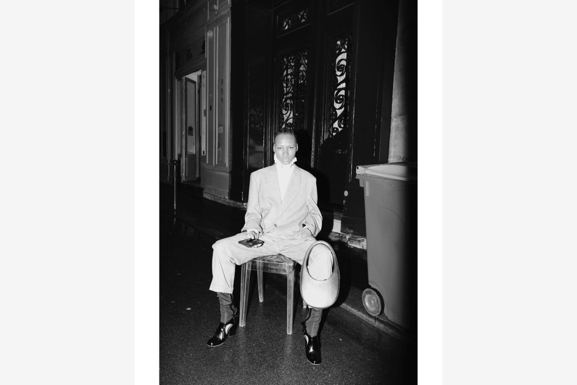 エティエンヌが撮影した写真のアルバム「Mercy (GIRL MGMT PARIS)」