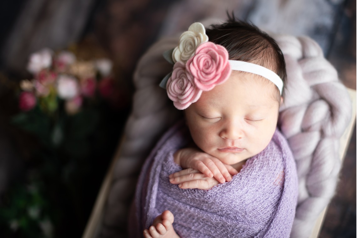 サキヤマ リエが撮影した「ラベンダー系・黒背景・女の子のニューボーンフォト 」の写真