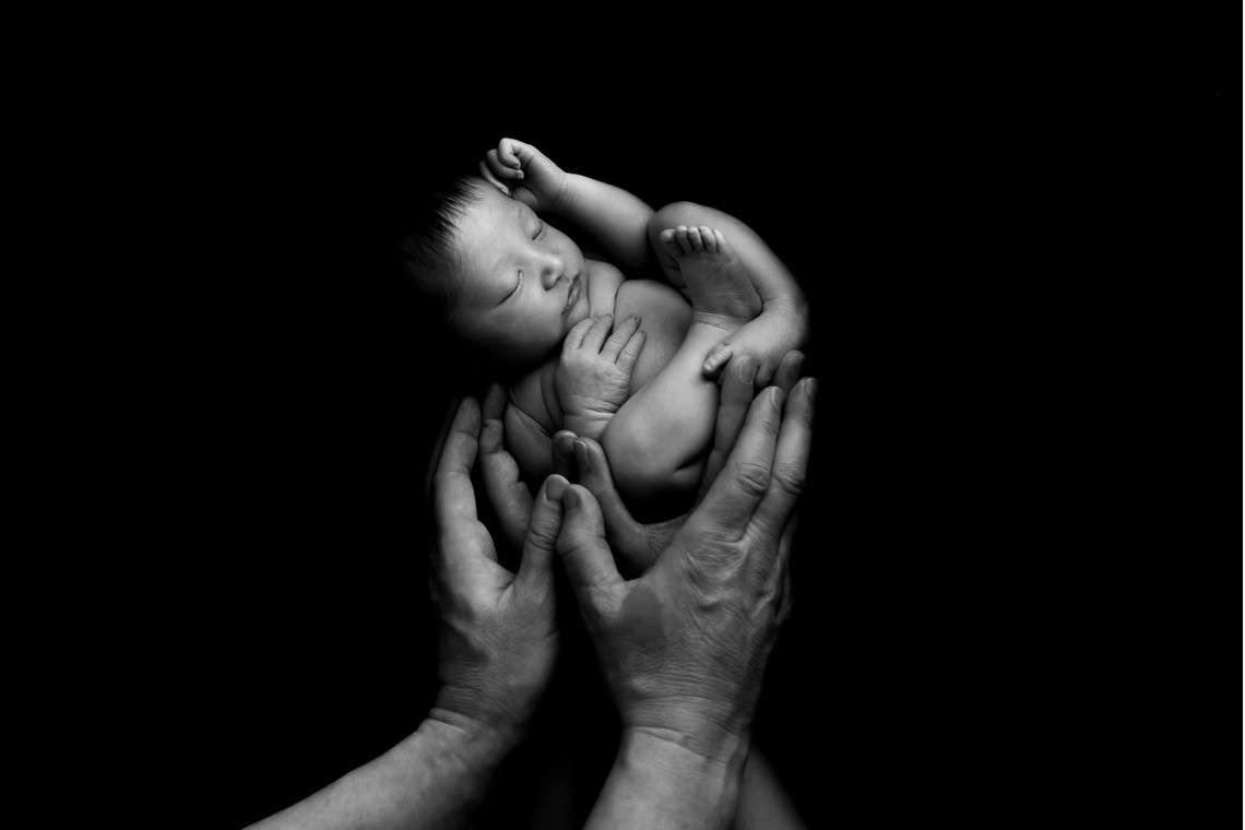 サキヤマ リエが撮影した写真のアルバム「ラベンダー系・黒背景・女の子のニューボーンフォト 」
