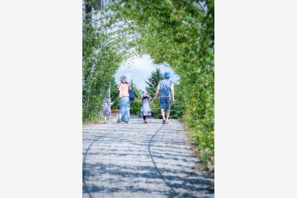 北海道ロケーションフォトウェディング♪が撮影した「富良野ラベンダー畑でファミリー旅行記念撮影」の写真