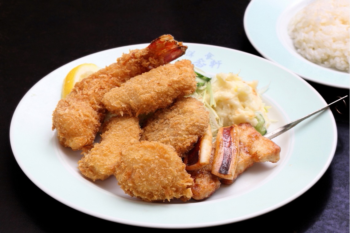 森安　照が撮影した「ステーキ・ハンバーグ・フライ・チキン・サラダ」の写真