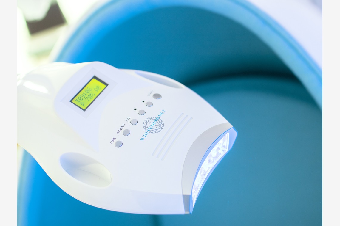 三好治輝が撮影した写真のアルバム「ホワイトニングサロン」